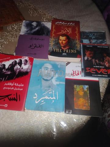 قفازات جديدة تم ارتداؤها مرة واحدة وحذاء رياضي وكتب - 2