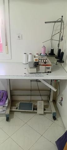 Machine à surjet encore propre