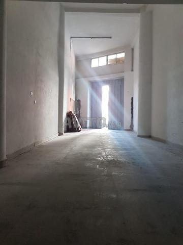 محل تجاري بمساحة 90 متر مربع عند مدارة جورج أولفة - 2