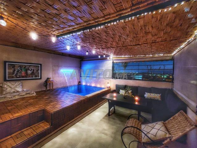 تريبلكس عالي المستوى - بدون إطلالة مباشرة