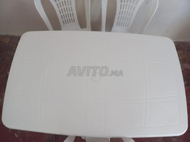 Grande table en plastique de très bonne qualité - 2
