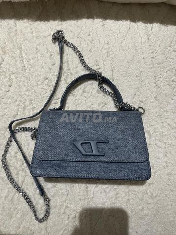 حقيبة يد نسائية أنيقة لون أزرق بحالة ممتازة