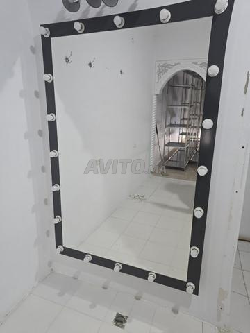 مرآة مضيئة مع جهاز تحكم عن بعد