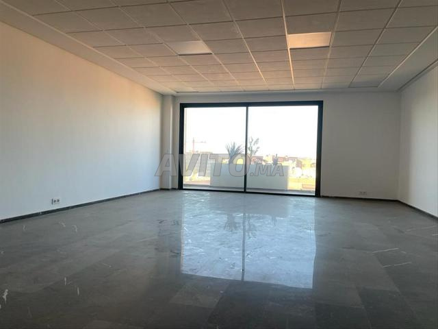 مكتب للإيجار 74 متر مربع مع تراس ومرآب خاص