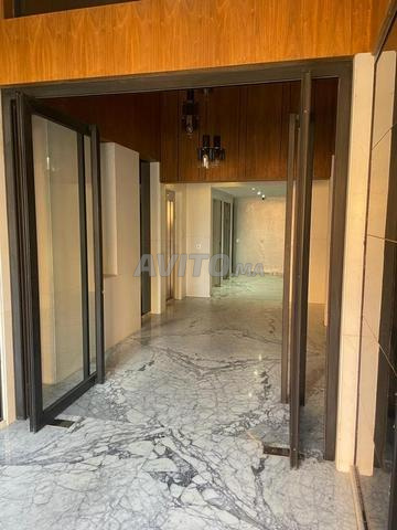 مكتب للإيجار 74 متر مربع مع تراس ومرآب خاص