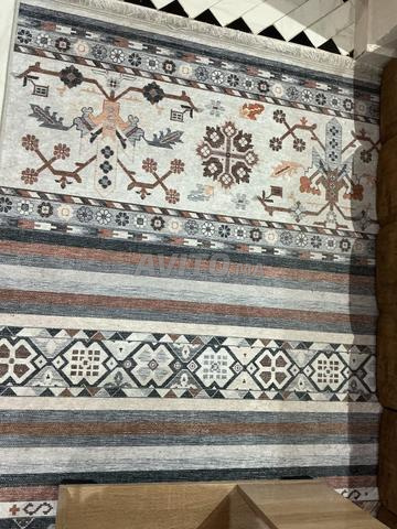 Canapé marron, table et tapis - 2