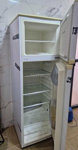 ثلاجة عاملة بشكل جيد وكبيرة - 2