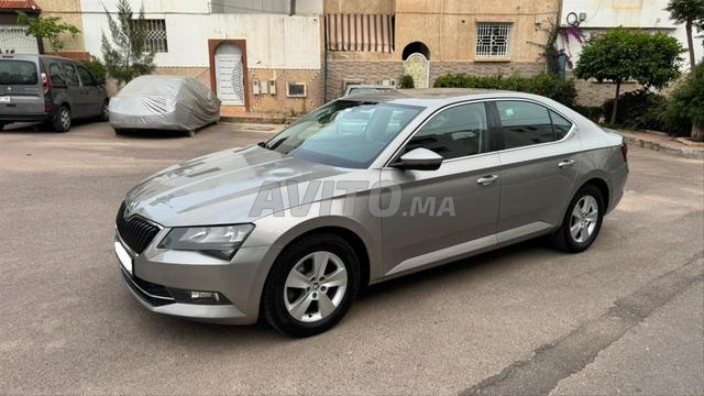 Skoda Superb Diesel Automatique 2018 à Agadir - 2