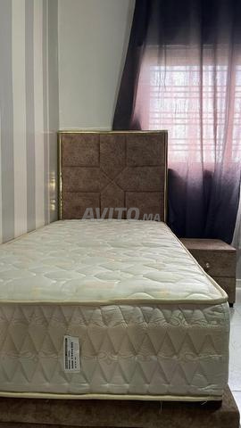 سرير مع تخزين وطاولة بجانب السرير - 2