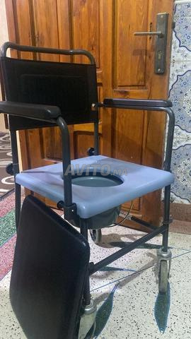 كرسي متحرك للحمام