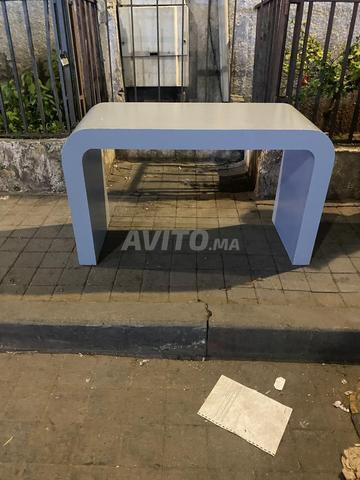 طاولة جميلة ومطلية - 2
