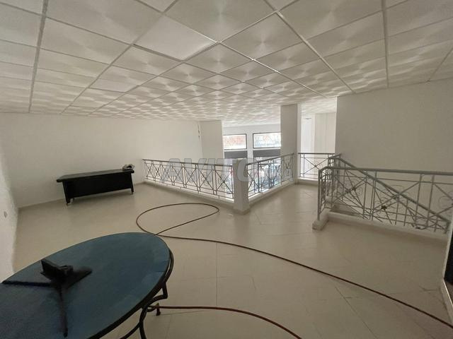 محل واسع للبيع يقع في علال فاسي - 2