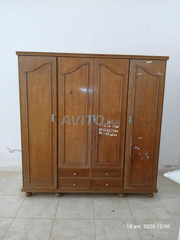 خزانة خشب بحالة ممتازة