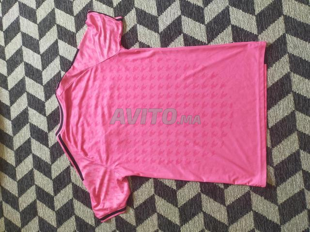 قميص ريال مدريد وردي طيران الإمارات مقاس M - 2