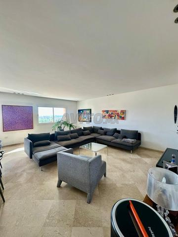 شقة راقية غير مفروشة بمساحة 183 متر مربع...