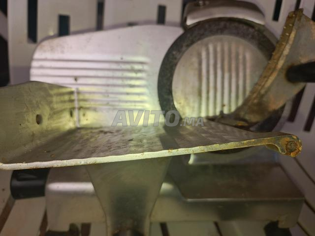 آلة لتقطيع الجبن واللحم وجميع أنواع الكاشير