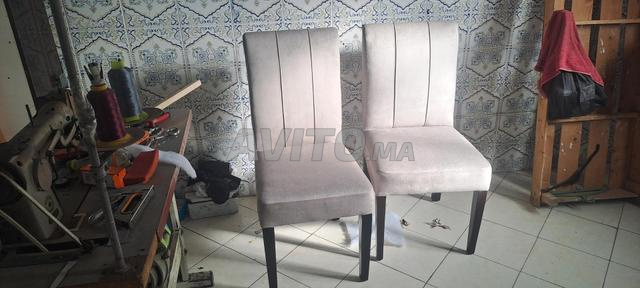 كرسيان طاولة