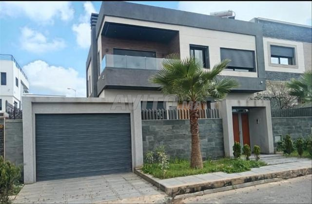 فيلا دوبلكس للبيع بإطلالة بانورامية