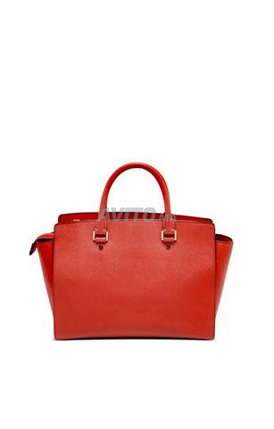 حقيبة مايكل كورس أصلية بحالة جيدة جداً - 2