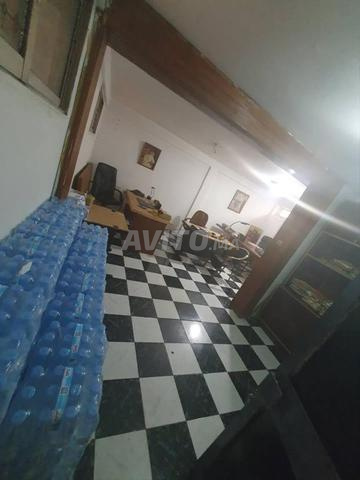 محل تجاري كبير جداً مع مستودع كبير