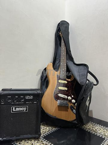 حزمة جيتار كهربائي مع مضخم وصندوقه - 2