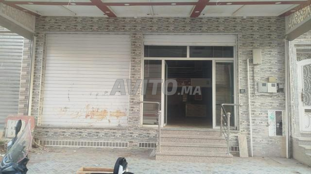 محل تجاري للكراء الشهري، مناسب للتخزين أو كمخبأ.