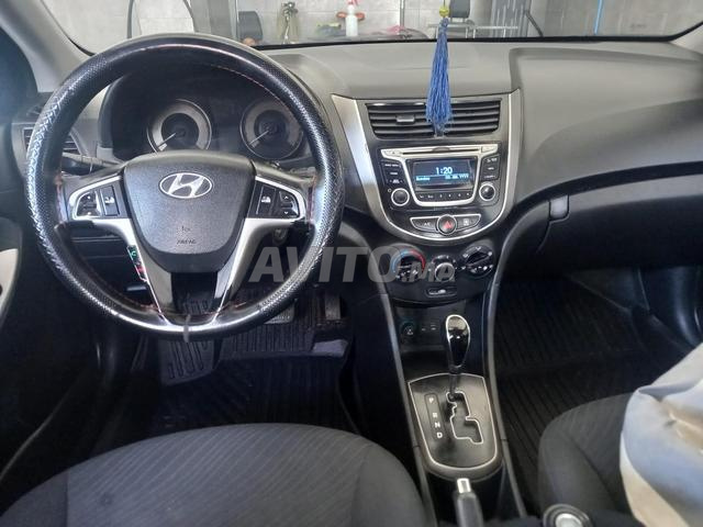 Hyundai Accent rouge - 2