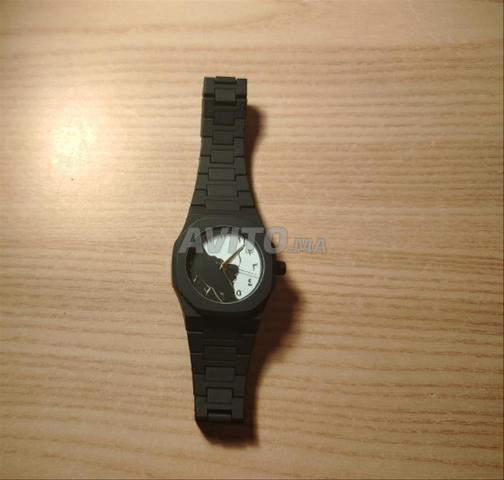 ساعة سوداء ذهبية - قابلة للتعديل بتصميم بسيط - 2