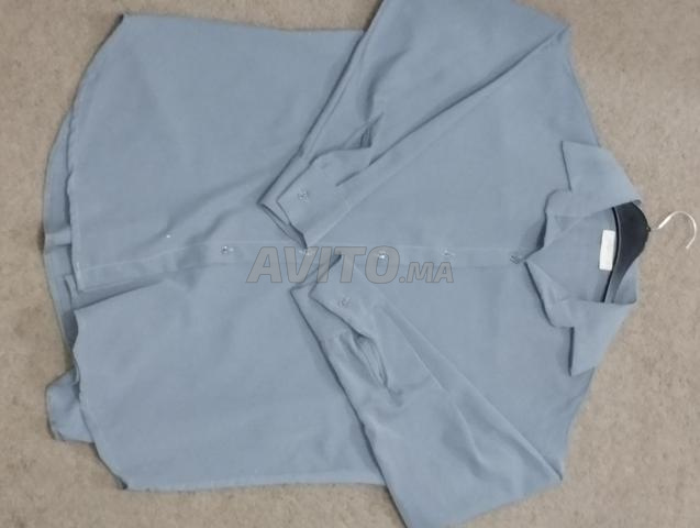 قميص رمادي فاتح