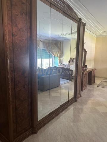 خزانة ملابس كبيرة للبيع بحالة جيدة جداً جداً