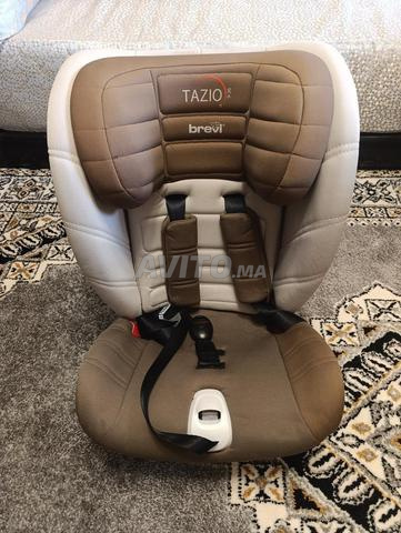 مقعد سيارة للأطفال بني وبيج
