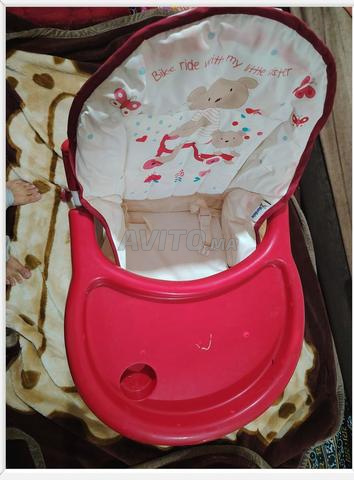 كرسي مرتفع للأطفال بحالة ممتازة