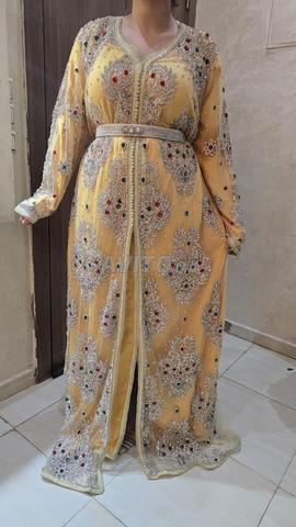 22 قفطان بحالة جيدة.