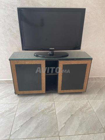 تلفزيون سامسونج 32 بوصة مع طاولة تلفزيون بحالة جيدة