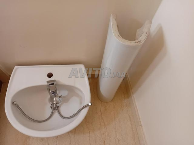 مغسلة بقاعدة وصنبور