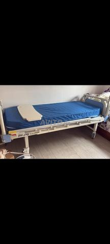 سرير طبي يدوي ذو وضعيتين مع مرتبة طبية مضادة للقرح