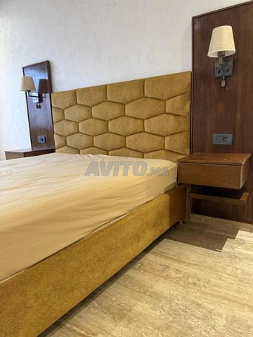 Lit deux personnes avec tables de chevet et lampes - 2