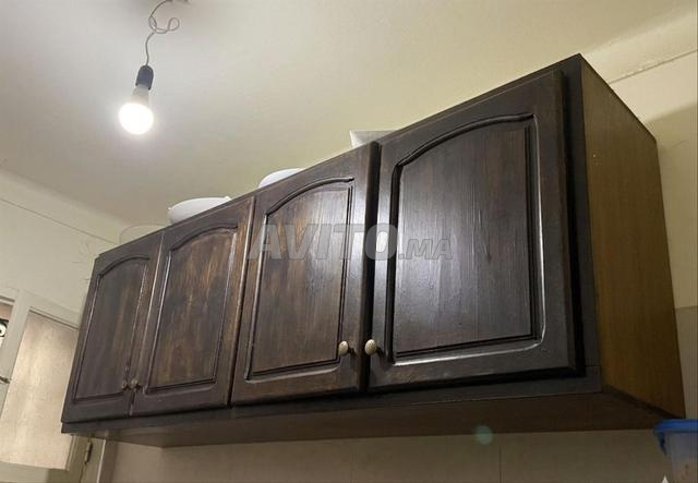 خزانة خشب أحمر