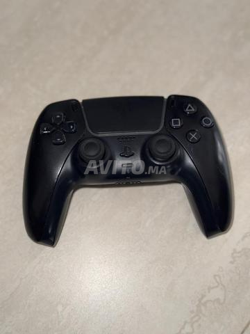 PS5 avec plusieurs jeux et une manette - 2