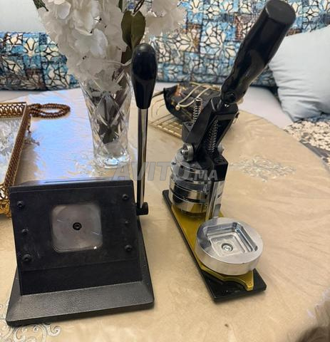 آلة صنع الشارات الاحترافية مع قالب