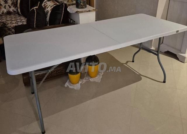 طاولة قابلة للطي بيضاء بحالة جيدة