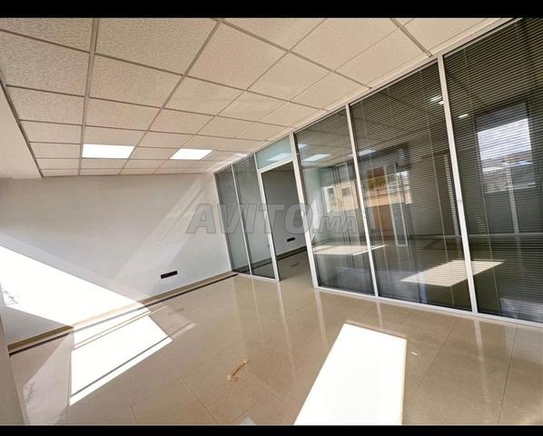 مكتب للإيجار بالقرب من محطة بورك - 2