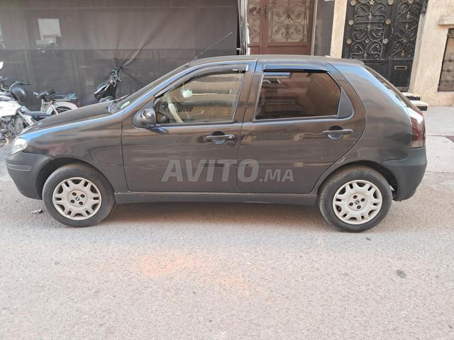 سيارة من نوع فيات باليو برازيل