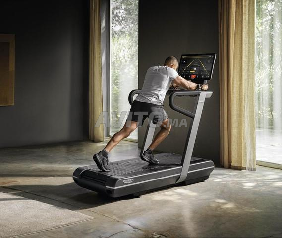 جهاز مشي احترافي Technogym Run - 2