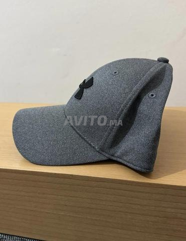 قبعة مغلقة من ماركة Under Armour مقاس M/L - 2