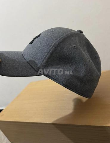 قبعة مغلقة من ماركة Under Armour مقاس M/L