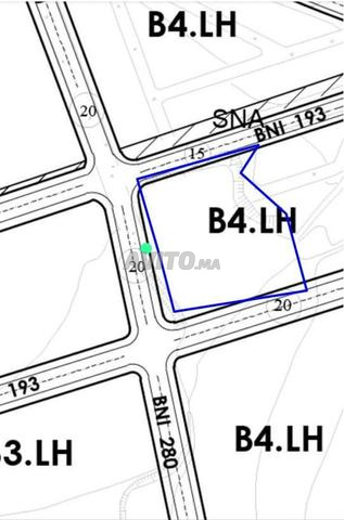 Terrain titré à vendre face à la gare routière avec garages et 7 étages