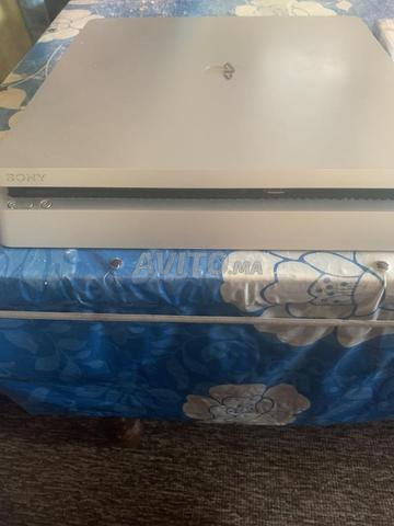 بلاي ستيشن 4 نظيف مع يد تحكم أصلية - 2