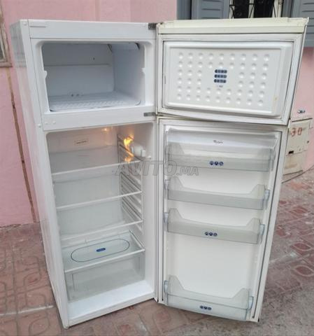 ثلاجة متوسطة من ماركة Whirlpool