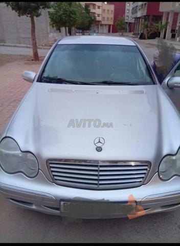 Mercedes-Benz 220 Diesel Manuelle 2005 à Jrada